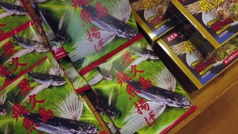 Productos-De-Pescado-Volador-Y-Recuerdo-&quot;omiyage&quot;-En-El-Puerto-De-Yakushima,-Japón