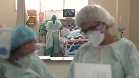Enfermeras-Heroicas-Que-Atienden-A-Víctimas-De-Covid-19-P1-Variante-Brasileña-En-La-Unidad-De-Cuidados-Intensivos
