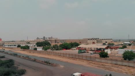 Vista-Aérea-De-La-Autopista-Vacía-De-Dos-Carriles-Junto-A-La-Zona-Industrial-En-Karachi