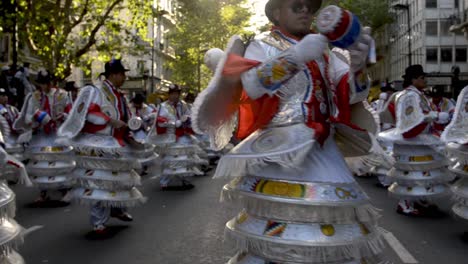 Nahaufnahme-Von-Bolivianischen-Tänzern-In-Traditionellen-Kostümen,-Die-An-Der-Parade-Der-Jungfrau-Von-Copacabana-Teilnehmen