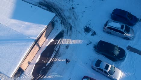 Schneebedeckter-Boden-Und-Autos-In-Rochester-Villas,-Troy-In-Michigan