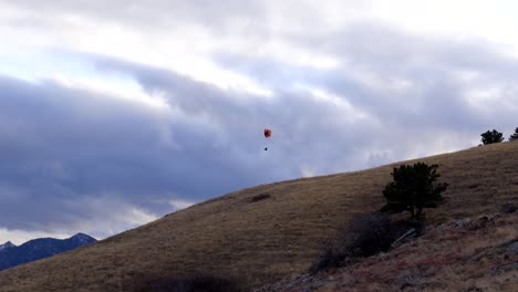 Para-glider-flying-over-Boulder,-Colorado