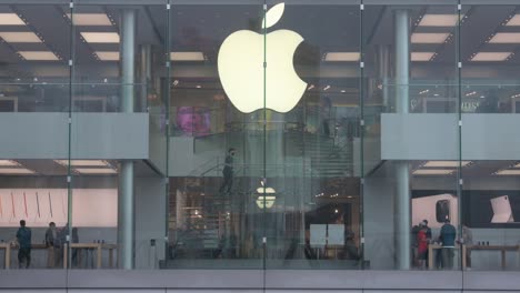 Die-Multinationale-Amerikanische-Technologiemarke-Apple-Store-Und-Das-Logo-Sind-In-Hongkong-Zu-Sehen