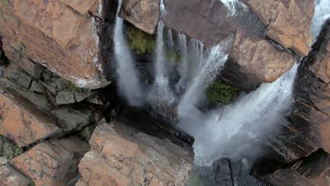 Luftaufnahme:-Wunderschöne-Aussicht-Von-Oben-Auf-Wasserfallbäche,-Die-Schnell-Fließen-Und-Herabstürzen