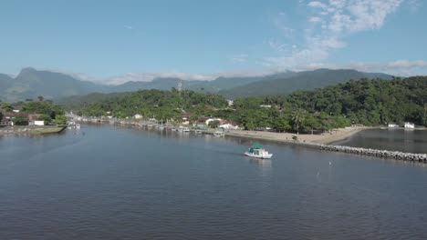Boot-Nähert-Sich-Paraty-Wellenbrecher-In-Der-Malerischen-Brasilianischen-Stadt-Costa-Verde