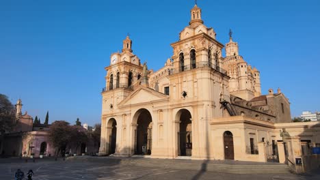 Forward-aerial-of-Córdoba-Cathedral-and-Amo-Cba-sign-in-Argentina