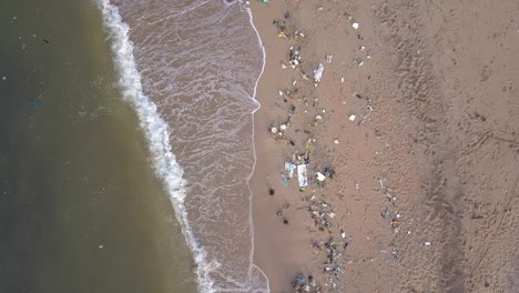 Tropischer-Strand-In-Rayong,-Thailand-Mit-Abfallstoffen,-Die-Auf-Dem-Sand-Verstreut-Sind