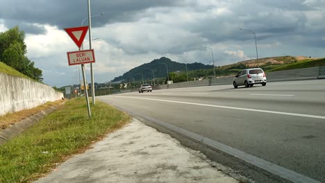 Vista-De-La-Carretera-De-Malasia-Desde-Un-Lado-Durante-El-Día