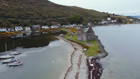 Luftbild-Von-Lochranza-Castle-Auf-Der-Isle-Of-Arran-An-Einem-Bewölkten-Tag,-Schottland