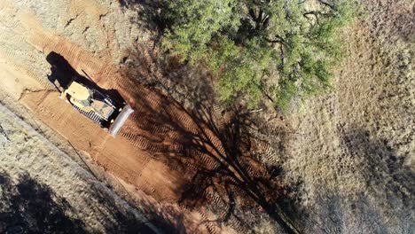 Luftvideo-Eines-Bulldozers,-Der-Land-Auf-Einer-Ranch-In-Der-Nähe-Von-Richland-Springs,-Texas,-Räumt