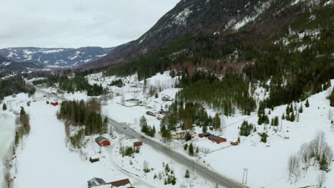 Dicker-Schnee-Bedeckt-Den-Fuß-Des-Berges-In-Einem-Kleinen-Dorf-In-Haugastol,-Norwegen-–-Weitwinkelaufnahme-Aus-Der-Luft