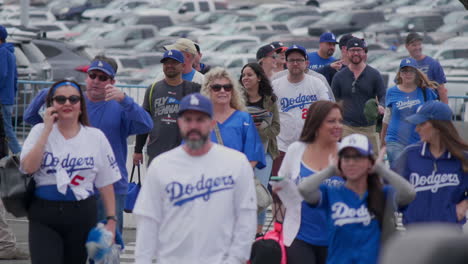 Fans-Der-Los-Angeles-Dodgers-überqueren-Die-Straße-Und-Betreten-Das-Dodger-Stadium,-Um-Sich-Das-Baseballspiel-Anzusehen