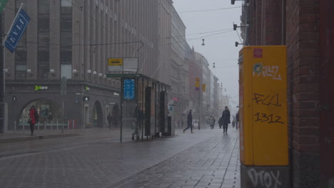 Straßenbahnhaltestelle-In-Der-Hauptstraße-Einer-Großstadt-An-Einem-Verschneiten-Tag