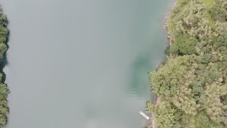 Aufsteigende-Neigbare-Kameraansicht-Mit-Spektakulärem-Blick-Auf-Den-Feitsui-Stausee,-Den-Emerald-Lake-Und-Den-Thousand-Island-Lake,-Dem-Zweitgrößten-Wasserreservoir-Staudamm-In-Taiwan,-Der-Zu-Einer-Bergigen-Aussicht-Führt