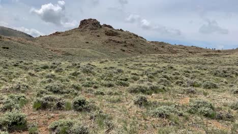 Paisaje-De-Wyoming-Con-Pincel-De-Salvia-Y-Cerros-Rocosos