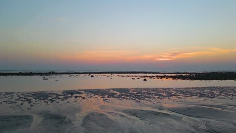 Nach-Unten-Geneigte-Aufnahme-Eines-Wunderschönen-Sonnenuntergangs-Am-Meeresstrand-Auf-Der-Insel-Saint-Martin,-Bangladesch