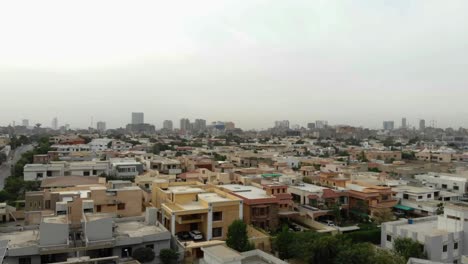 Antena-Sobre-Edificios-Residenciales-En-El-Barrio-Del-Acantonamiento-De-Clifton-En-Karachi,-Pakistán