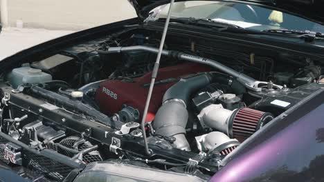 Bogenaufnahme-Des-Violetten-Nissan-Skyline-GTR-RB26-Aus-Dem-Jahr-1999-Auf-Der-Driven-Auto-Show