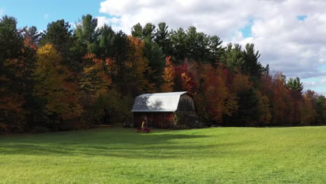 scenic-barn-with-fall-colored-forest