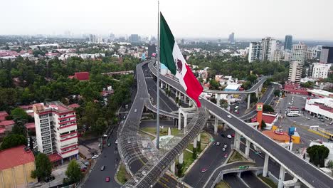 Blick-Auf-Die-Mexikanische-Flagge-über-Periferico-In-Mexiko-Stadt