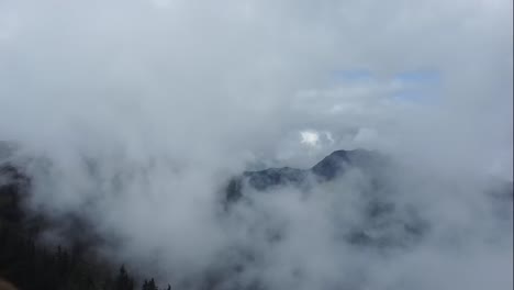 Fliegen-Einer-Drohne-In-Tief-Hängenden-Wolken-Hoch-In-Den-österreichischen-Alpen