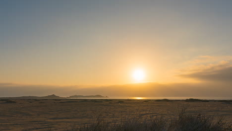 Zeitraffer-Des-Sonnenuntergangs-über-Einer-Wüste-Mit-Wunderschönen-Goldenen-Farben