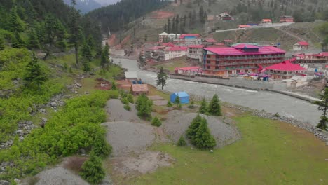 Vista-Aérea-Del-Nuevo-Hotel-Luna-De-Miel-Al-Lado-Del-Río-Swat-En-Kalam-En-Pakistán