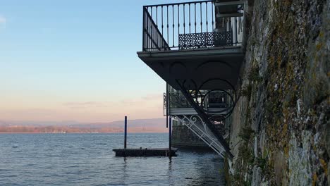 Lago-Maggiore-Vom-Arona-Gebäude-Aus-Gesehen,-Teilweise-Eingetauchtes-Wasser