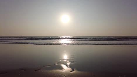 Amanecer-Radiante-Y-Olas-En-La-Playa-En-Maharashtra,-India
