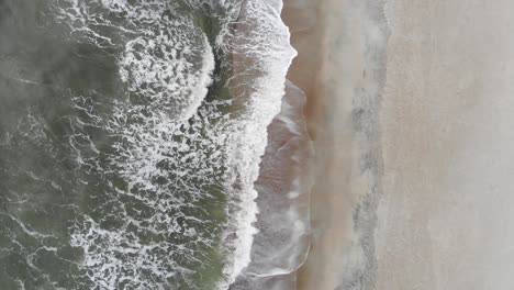 Meereswellen-Brechen-Am-Weißen-Sandstrand-Des-Atlantischen-Ozeans,-Tybee-Island,-Georgia,-Luftdrohne