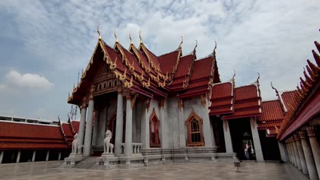 Wat-Benchamabophit-Dusitwanaram-Ratchaworawihan,-También-Conocido-Como-El-Templo-De-Mármol,-Es-Uno-De-Los-Templos-Más-Conocidos-De-Bangkok-Y-Una-Importante-Atracción-Turística