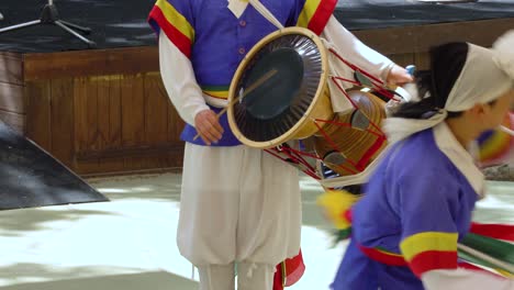 Janggu-Drum---Performance-Of-The-Farmers'-Dance-At-Korean-Folk-Village-In-Yongin-City,-Seoul,-South-Korea