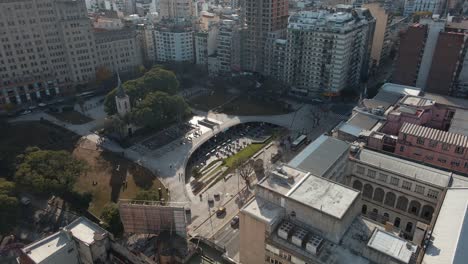 Aerial-pan-left-of-Houssay-Square-surrounded-by-the-Faculties-of-Medicine-and-Economic-Sciences,-Buenos-Aires