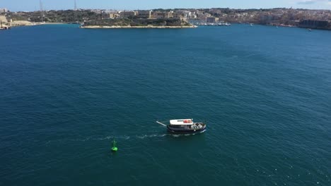 Imágenes-De-Drones-Del-Ferry-En-El-Gran-Puerto-Y-La-Ciudad-Fortificada-De-Valletta,-En-Malta