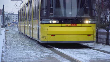 Öffentliche-Verkehrsmittel-Namens-Straßenbahn-In-Berlin-An-Verschneiten-Wintertagen