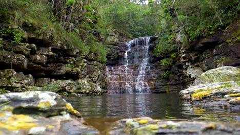 Ein-Zeitlupenvideo-Eines-Wasserfalls-In-Einem-Wald