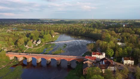 Lange-Alte-Backsteinbrücke,-Kuldiga,-Lettland-über-Den-Fluss-Venta