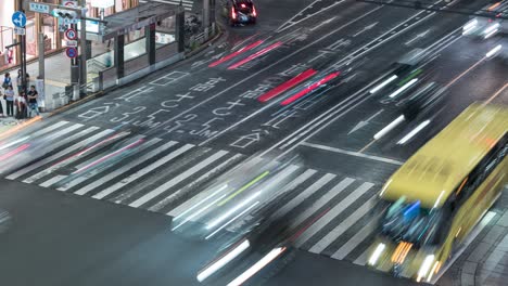 Traffic-At-Harumi-Dori-Avenue-With-Pedestrians-During-Rush-Hour-At-Night-In-Chuo-City,-Tokyo,-Japan
