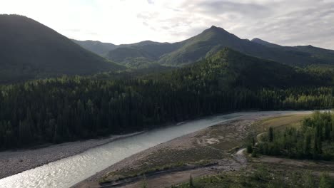 Szenische-Und-Filmische-Kurze-4K-Aufnahmen-Des-Toad-River,-Der-Durch-Die-Idyllische-Landschaft-Im-Norden-Von-British-Columbia-In-Kanada-Fließt