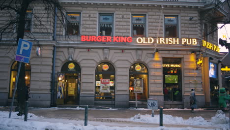 Slomo-Del-Tráfico-De-La-Calle-Por-Burger-King-Y-Pub-Irlandés-En-Helsinki