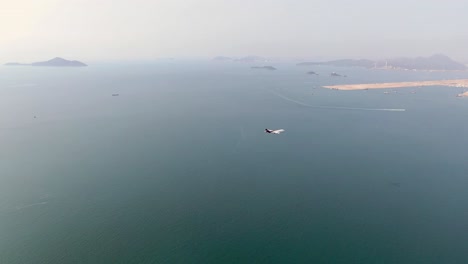 Verkehrsflugzeug-Im-Anflug-Auf-Den-Internationalen-Flughafen-Hongkong,-Vorbei-An-Der-Hongkong-Zhuhai-Macao-Brücke,-Der-Längsten-Seeüberquerung-Der-Welt