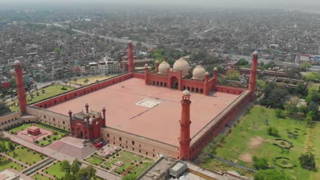 Vista-Aérea-De-La-Icónica-Mezquita-Badshahi-Con-Patio-En-Lahore,-Pakistán