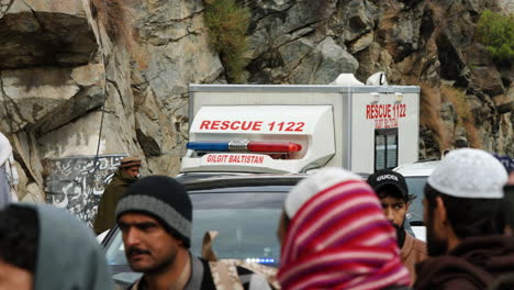 Ambulancia-De-Rescate-Atascada-En-Un-Deslizamiento-De-Tierra-En-La-Carretera-De-Karakoram-En-Pakistán