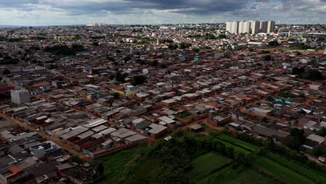 La-Favela-Sol-Nascente-Debajo-Y-Modernos-Edificios-De-Gran-Altura-En-La-Distancia---Vista-Aérea
