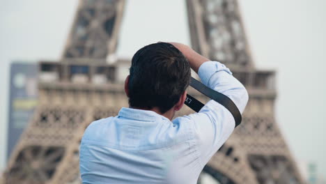 Professional-Photographer-Capturing-The-View-Of-Iconic-Eiffel-Tower-On-The-Champ-de-Mars-In-Paris,-France