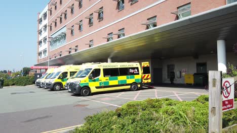 Medizinischer-Notfall-Rettungswagen-Geparkt-Im-Whiston-Krankenhaus-Parkplatz-Unfall-Eingang