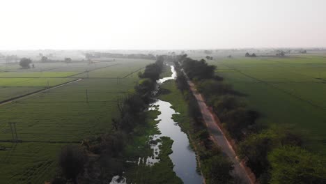 El-Agua-De-Los-Residuos-De-Las-Fábricas-Se-Abre-Camino-Por-Los-Campos-De-Cultivo.