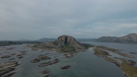 Montaña-Torghatten-En-La-Isla-Torget-Fuera-De-Brønnøysund-En-La-Costa-Oeste-De-Noruega,-Costa-De-Helgeland---Retirada-Aérea