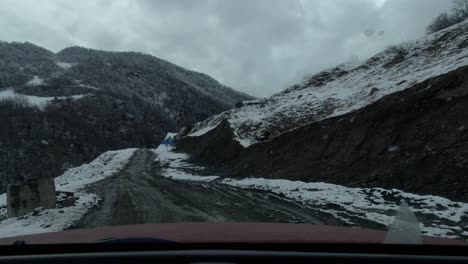 Peligrosa-Conducción-Por-Carretera-En-La-Ladera-De-La-Montaña-Cubierta-De-Nieve