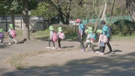 Lehrer-Begleiten-Eine-Gruppe-Von-Schülern-Auf-Bildungsreisen-An-Einem-Sonnigen-Tag-In-Einem-Park-In-Tokio,-Japan